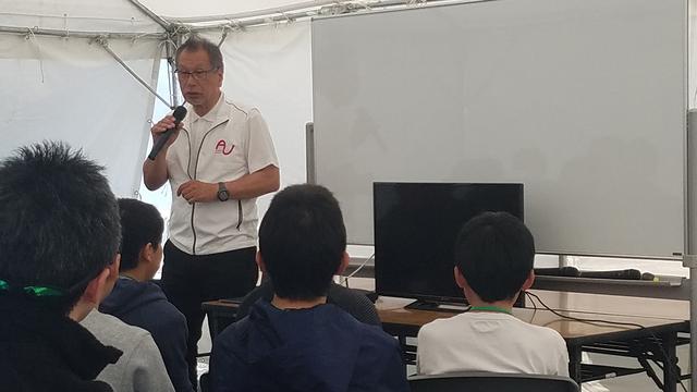 画像: 過去のU-18講習会のひとこま。座学から実車講習へと移る。
