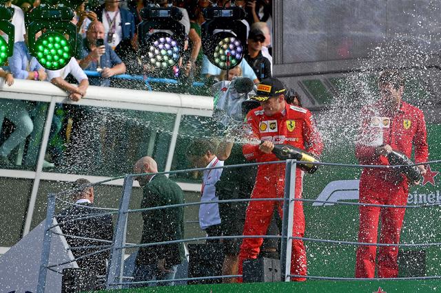 画像: 優勝を飾ったフェラーリのシャルル・ルクレール。フェラーリのイタリアGP優勝は9年ぶり。