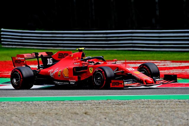 画像: 優勝を飾ったフェラーリのシャルル・ルクレール。前戦ベルギーGPに続く2連勝。