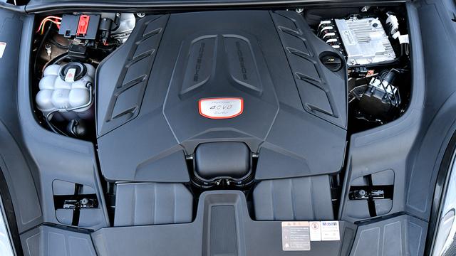 画像: カイエン ターボ搭載の直噴の4L V8ツインターボ。最高出力550ps、最大トルク770Nm。