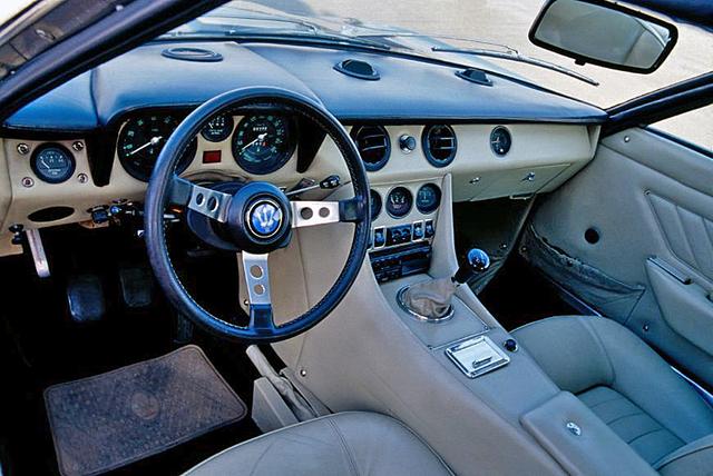 画像: フルレザーに覆われて、スーパーカーというよりはGTカー的なインテリア。