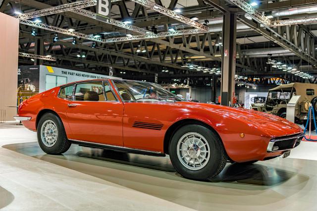 画像: 流麗なスタイリングと4.8L V8による330psを発生するギブリは、FRスーパーカーの代名詞的存在だ。