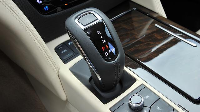 画像: パドルシフト付きの10速ATを搭載。ロータリーコントローラーはApple CarPlayを使うことも考慮した操作感を実現。