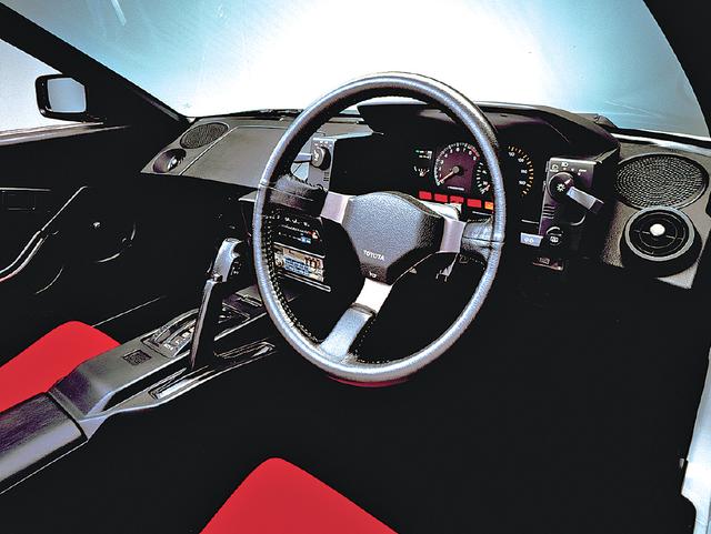 画像: フロアトンネルでセパレートされたコクピット。AE86とデザインは異なるが、ライトやワイパーのスイッチはメーター両脇にセットされた。