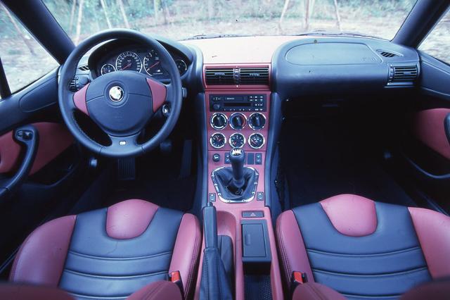 画像: スポーツカーの室内は広いほどいいわけではなく適度にタイトなことも重要。