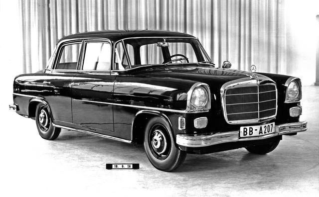 画像: また別のW122型のデザインスタディ。これは4ドアボディで、W120型と次に出るW110型の折衷型のようなヘッドランプが特徴的だ。
