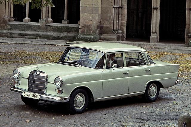 画像: 1961年に登場したW110型の180。より上級の220と同じボディで、ヘッドランプをシンプルな丸型にするなど簡素化している。全長は4.7m以上あり、「ミディアム」というべきサイズだった。