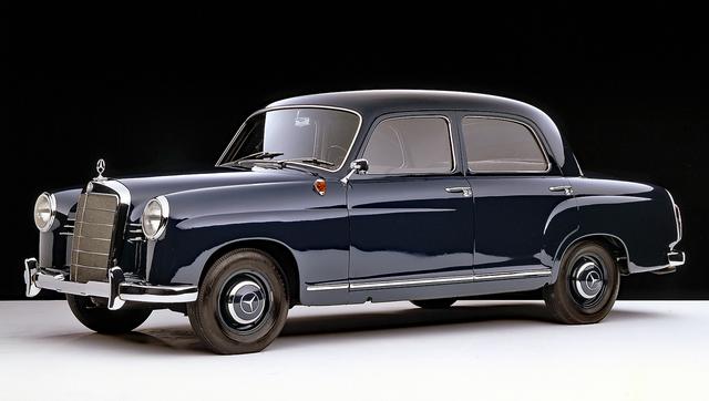 画像: 1953年に登場したW120型の180。同じボディで1.9Lエンジンの190はW121型。戦後のメルセデス・セダンの出発点となったモデル。全長は約4.5m。