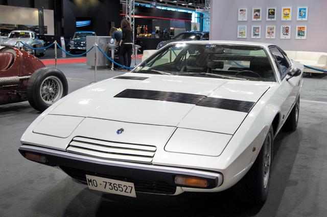 画像: ボンネット上の左右非対称のルーバーがユニーク。1977年のマイナーチェンジで、フロントまわりのデザインが変更された。