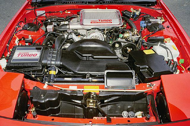 画像: RX-7の全バージョンに13Bターボ・インタークーラー付きが積まれた。デビュー当時は185psだったが、1989年3月以降は205psへ出力アップされた。