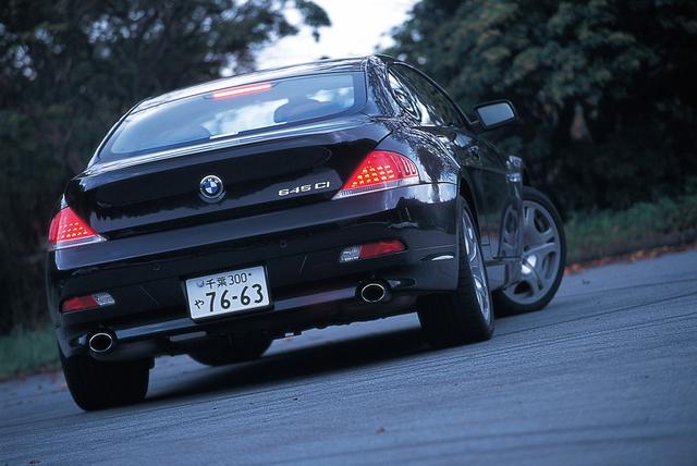 画像: 4.4L V8エンジンを搭載する645Ciクーペには6速ATとSMGを設定。このほか、645Ciカブリオレ(6速AT)、3L直6エンジンを搭載する630i (6速AT)も設定されていた。