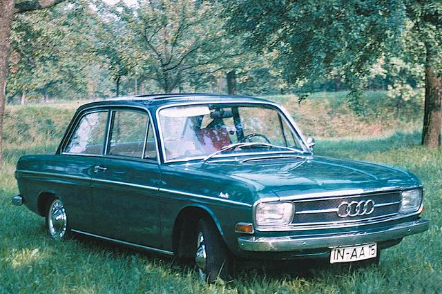 画像: 1965年に初登場したアウディ。当初は72PSという車名で、やがて80へと進化する。4気筒を載せるためにフロントのデザインを変えているが、車体はDKW F102そのもの。