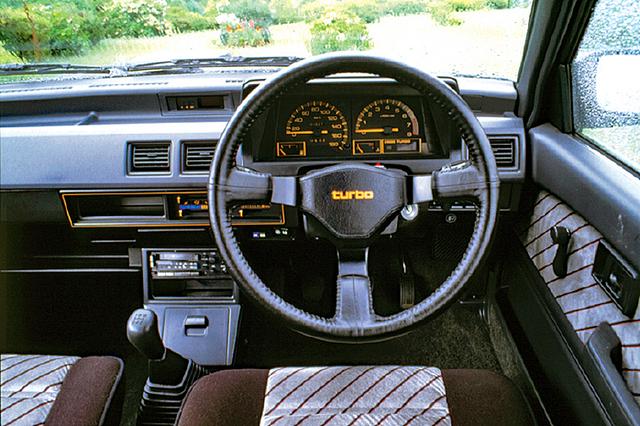 画像: シリーズ中、ターボ車のみ3本スポークのステアリングを装備する。