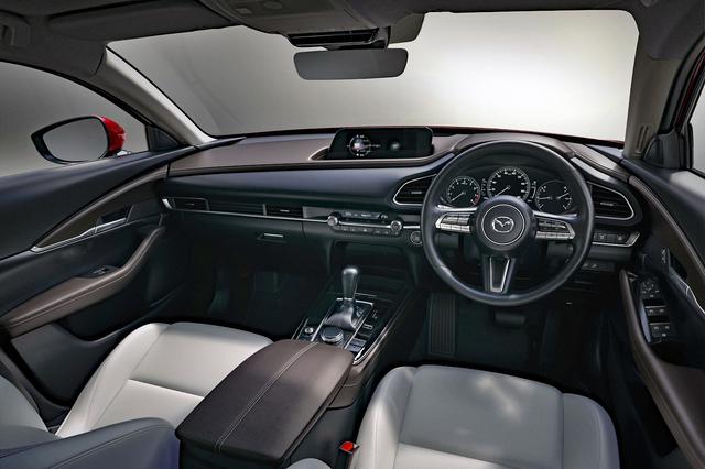 画像: 運転席前のメーターやスイッチ類は左右対称に配置される。