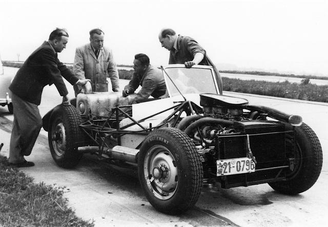 画像: ルードヴィッヒ・クラウスは1950年代には、レーシングカー開発部門を指揮しており、伝説的なF1マシンのW196や、300SLRなどを開発した。これは300SLRのテスト風景。左端がクラウス。