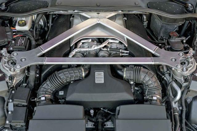 画像: フロントには510psを発生するターボで武装された4L V8を搭載。極太のストラットタワーバーがバルクヘッド側にも接続されている。