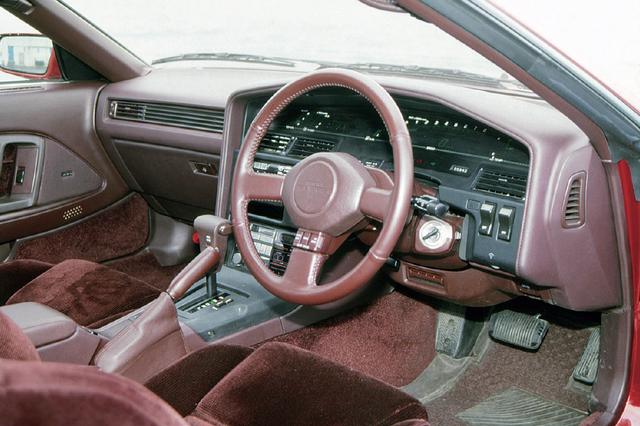 画像: 3L車はデジタルメーターのみの設定で、ロックtoロック3.0回転のステアリングはソアラよりもシャープな回頭性の源だ。