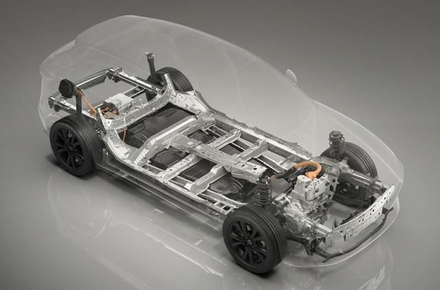 画像: 前輪をモーターで駆動するマツダの新型EV。CX-30をベースにしながらも各部の設計変更や補強により車体剛性も強化されている。