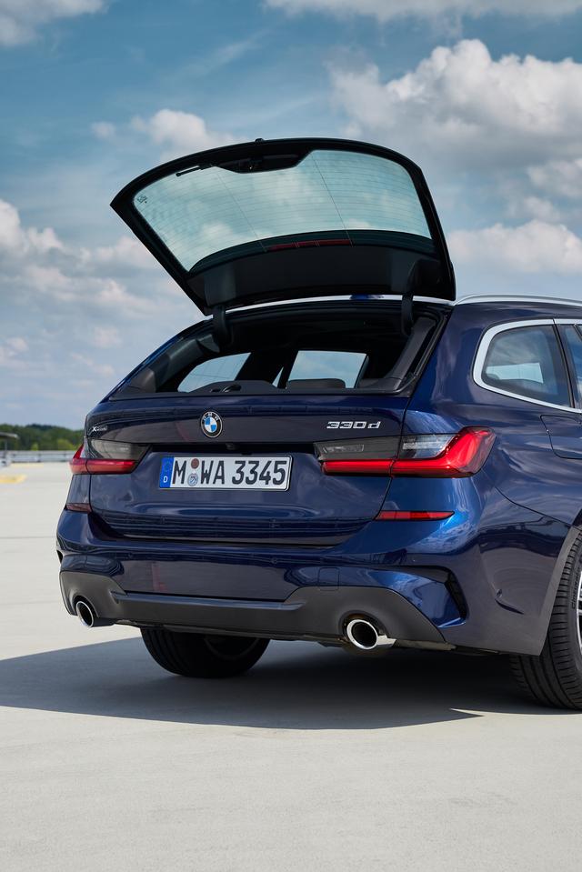 画像: BMWのツーリングといえばやはりこの独立開閉式のリアガラスだろう。5シリーズツーリングにも採用されるが、この機能があるからこそ“BMWのツーリング”を選ぶ人も多い。