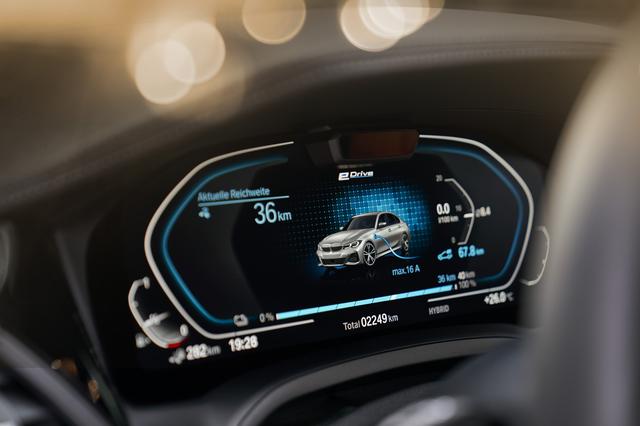 画像: 充電時のメーター。充電量やEV走行可能距離などはここに表示される。EV走行時の最高速度は140km/h。