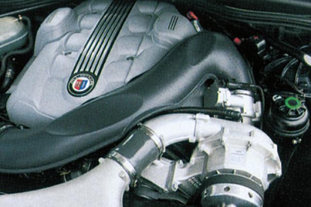 画像: 4.4L V8スーパーチャージャーの最高出力は日本仕様ではM5を上回る510ps(欧州仕様は500ps)。しかもスロットルを床まで踏み込んで回転を上げる必要がない。