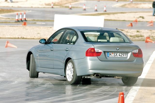 画像: 320d。新型3シリーズはABS/ASC+T/EBD/CBC/DSC/ADB/DBCというスタビリティプログラムを標準で装備。6気筒モデルのDSCには新しいブレーキ制御機能が備わる。