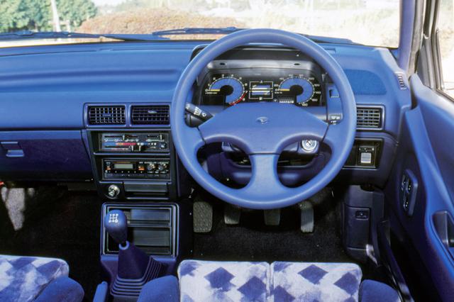 画像: リッターカーらしくシンプルなデザインながら、独特なオーバル型メーターには針が浮かんで見えるニードルゾーン式を採用。