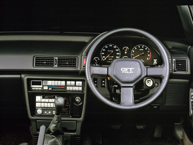 画像: GT-FOURはコンペティティブな性格のため、メーターはアナログのみ。タコメーターの右下にデフロックインジケータが付く。