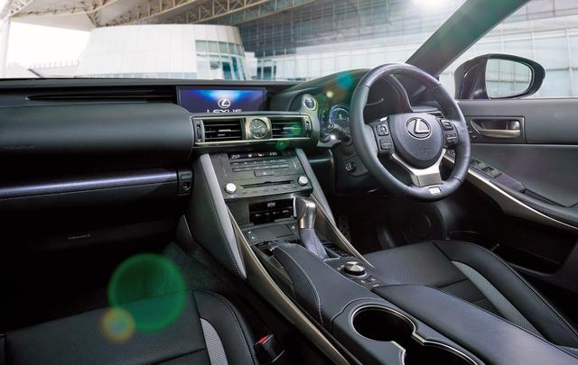 画像: 特別仕様車専用ブルーグレーステッチ(メーターフード・ニーパッド・ドアトリム・コンソール)