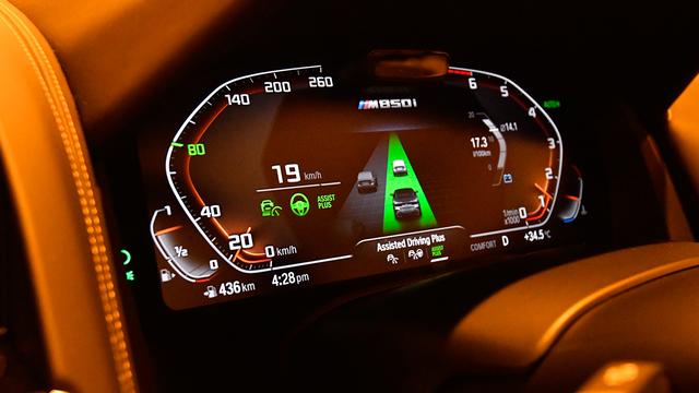 画像: BMWのハンズ・オフ機能は現時点では渋滞時の運転支援を目的として開発されている。このハンズ・オフ機能は高速道路でアクティブクルーズコントロール(ACC)機能を作動しながら走行中、前走車がいて60km/h以下の場合にのみ作動する。