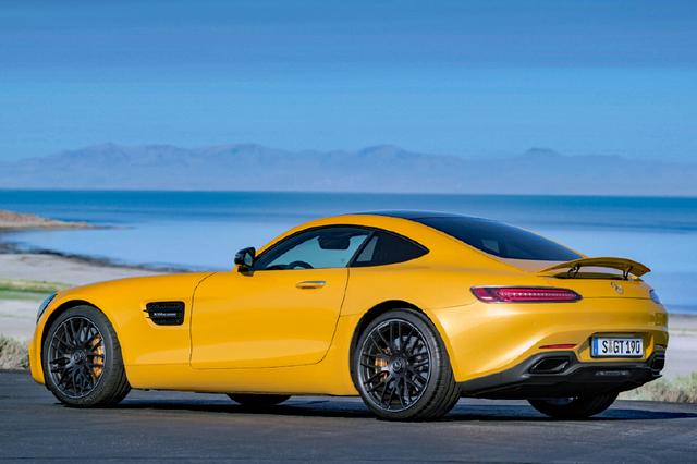 画像: リアはノッチのないクーペスタイルは、ライバルであるポルシェ911を意識しているようだ。リアエンドにはリトラクタブルスポイラーも備わる。