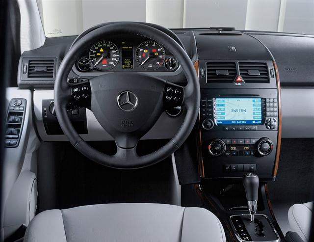 画像: 大幅に質感を向上したインテリア。CVT、電動パワーステアリングはメルセデス・べンツとして初採用。