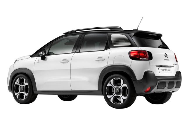 画像: シトロエン C3 エアクロスSUV オリジンズのフロントドアにはオリジナルロゴマークが入る。