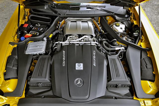 画像: フロントミッドシップなので、エンジン本体は黒いカバーの後ろに搭載されている。V8はバンク内側にツインターボを装着する。
