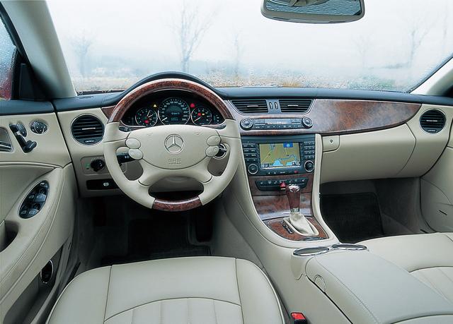 画像: CLS500のインパネまわり。その印象は全体的なデザインとそれを構成する素材のクオリティで決定づけられるが、それはこれまでのメルセデス流儀から外れるものではなく、CLSはその2つの要素ともに第一級レベルにある。