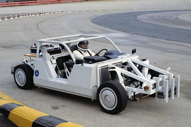 画像: マルチリンク・リアサスペンションの開発のためにつくられた実験車両。まったく新しいサスペンション形式完成のために試作と実験が繰り返された。