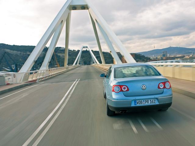 画像: 最新のフォルクスワーゲンデザインを採用、VWエンブレムが強調されたリアデザインも洗練されている。