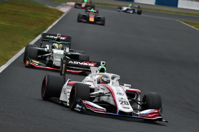 画像4: 流れを決定付けるセーフティーカー