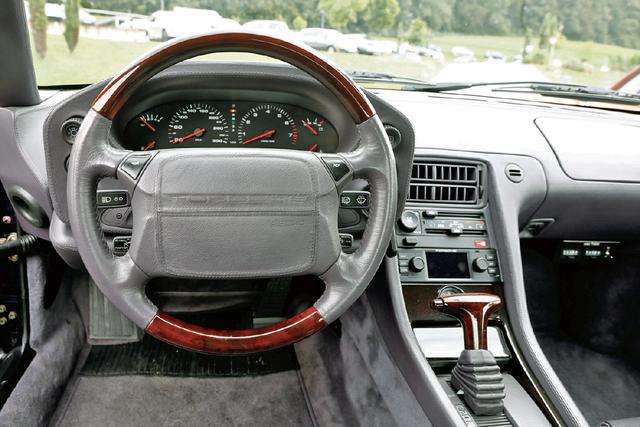 画像: スポーツカー的というよりは高級乗用車風のコクピット。メーターパネルとステアリングは一体でチルトし、視認性に優れる。