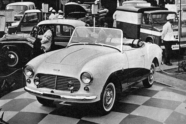 画像: 1957年の第4回ショーに展示されたプロトタイプのダットサンスポーツ。1960年1月からSPL212型として北米輸出を開始。