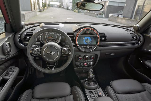画像: シフトノブやMINI コントローラーの形状を変更し、機能性をアップしたインテリア(写真は本国仕様)。