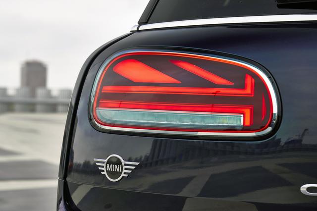 画像: MINI ハッチバックのリアコンビライトは縦型だが、クラブマンは横型でユニオンジャックをデザイン。