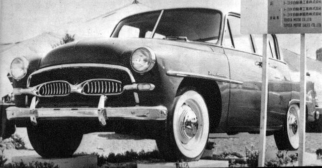 画像: 1955年、第2回ショーで日本初の純国産乗用車として華々しくデビューしたトヨペット クラウン。ショーでは黒山の人だかりとなった。
