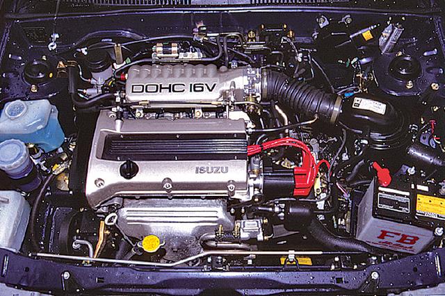 画像: いすゞ初の4バルブDOHCとなった4XE1型ユニットは、高回転型で8000rpm近くまで回る。