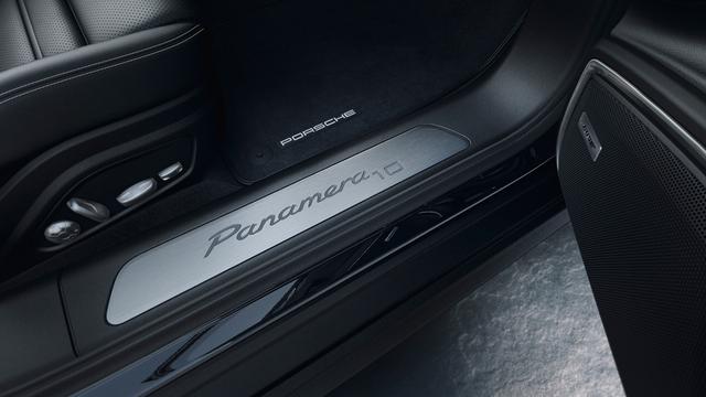 画像: ドアエントリーガードに配されたPanamera10のロゴ。