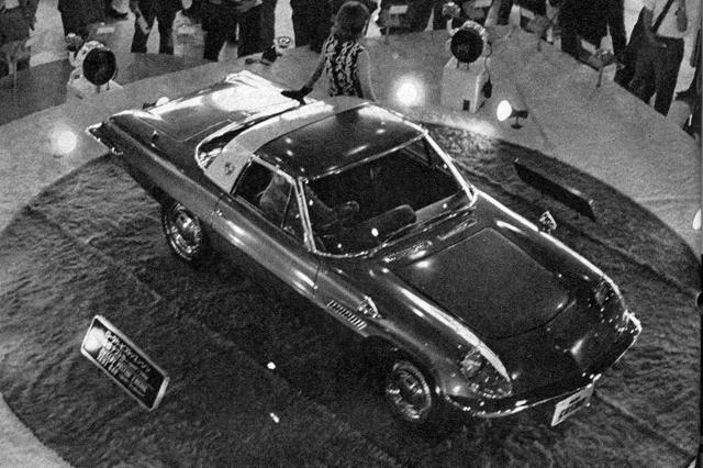 画像: 1964年、東京モーターショーと名称を変えた第11回ショーでは、マツダはコスモと名づけられたロータリースポーツのプロトタイプを初披露した。