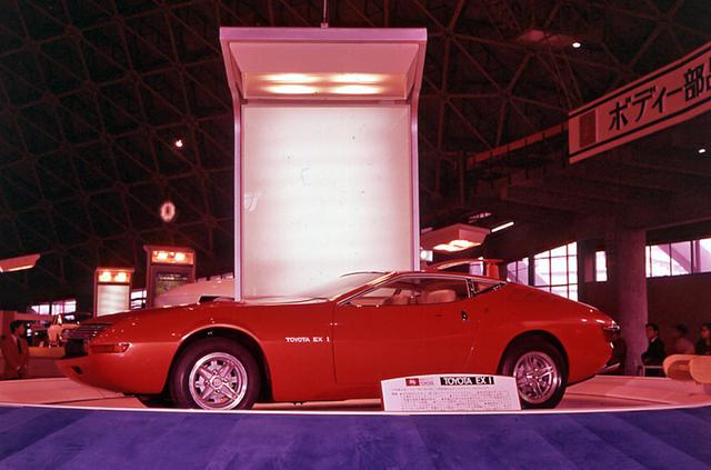 画像: 1969年の第15回ショーに出展されたプロトタイプ、トヨタ EX-1。グラスルーフの未来的なスタイルで、翌年発売されたセリカのデザインスタディと言われている。