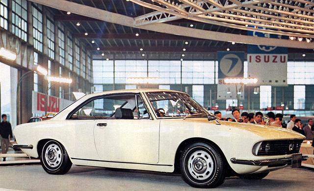 画像: 1967年の第14回ショーに出展されたマツダRX87は、シャッター付きのヘッドライトが特徴的。翌年、ルーチェロータリークーペとして出展されたときは、普通のライトになっていた。