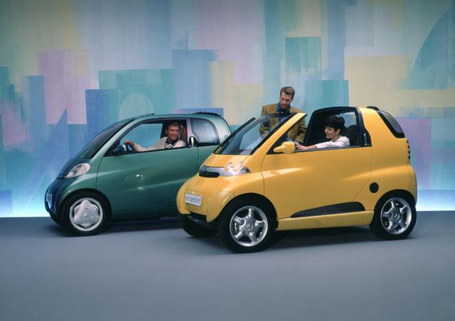 画像: 1994年にスウォッチとの合弁発表時に公開されたコンセプトカー。メルセデスは1991年に開発に着手していたという。手前がエコスピードスターで、奥がEVのエコスプリンター。