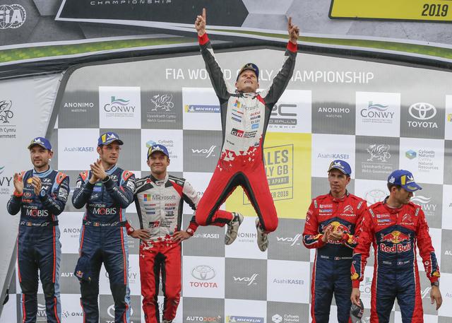 画像: 今季6勝目をあげ、チャンピオンに大きく近づいたオイット・タナック(トヨタ ヤリス WRC)。2位ヒュンダイのティエリー・ヌーヴィル、3位シトロエンのセバスチャン・オジェとシリーズチャンピオンを争う3人が表彰台にあがった。